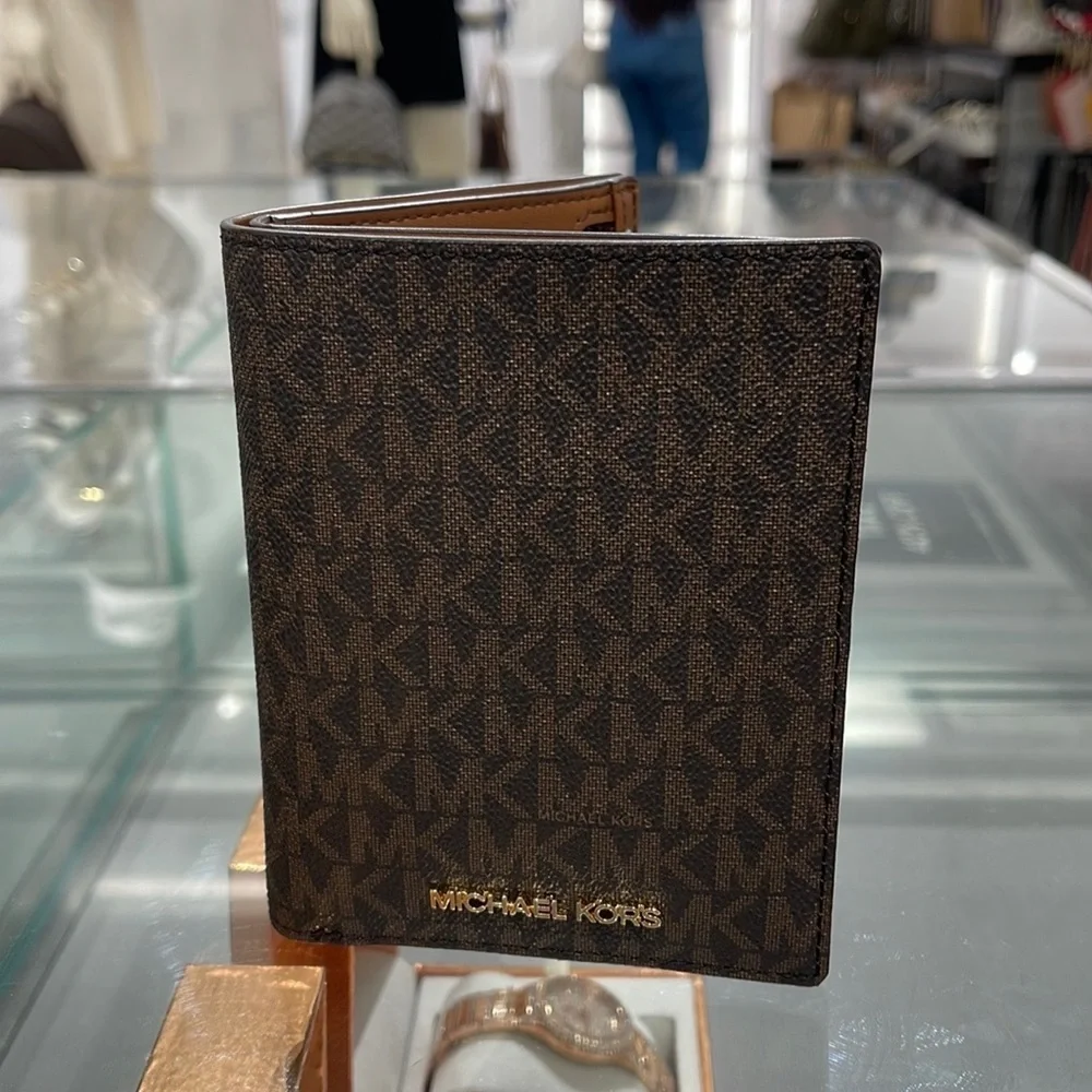 Michael Kors Jet Set Travel Passport Wallet Brown Signature/Golden-Tone Hardware